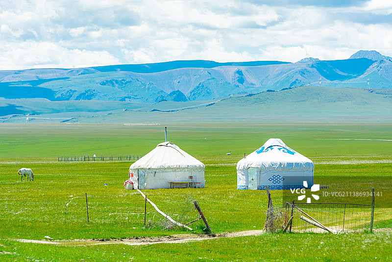新疆天山独库公路露营帐篷毡房图片素材