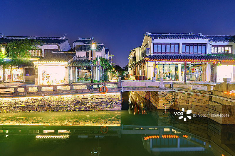 苏州市古城区姑苏区平江路历史街区景区平江路步行街沿线建筑夜景图片素材
