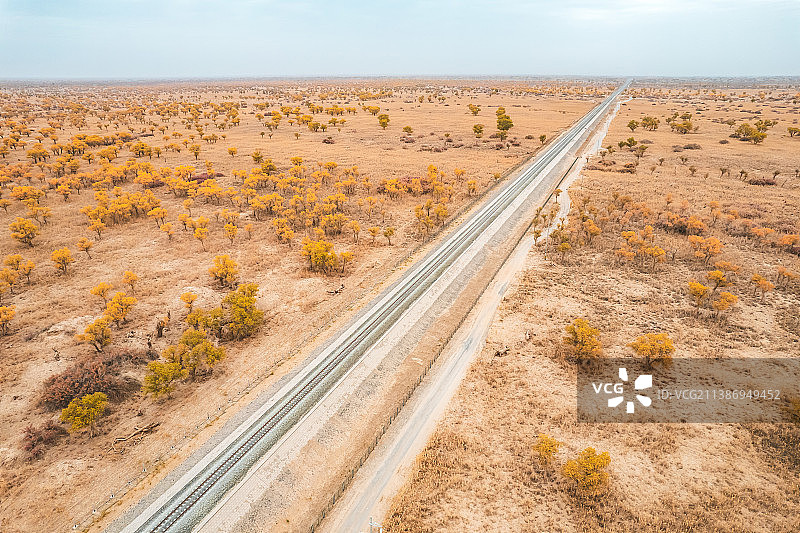新疆塔里木盆地和若铁路戈壁沙漠自然风光图片素材