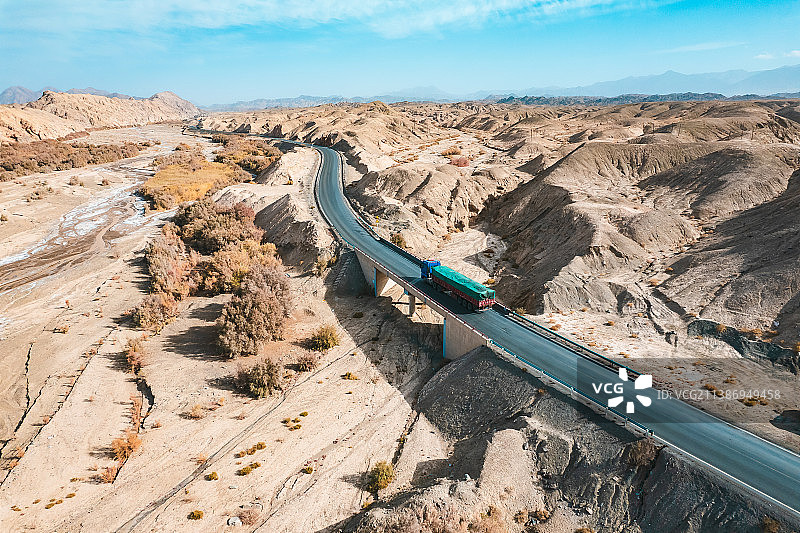 新疆若羌县G315国道和G0612西河高速公路戈壁沙漠公路自然风光图片素材