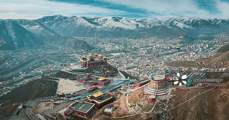 青海玉树城市结古寺风光航拍图片素材