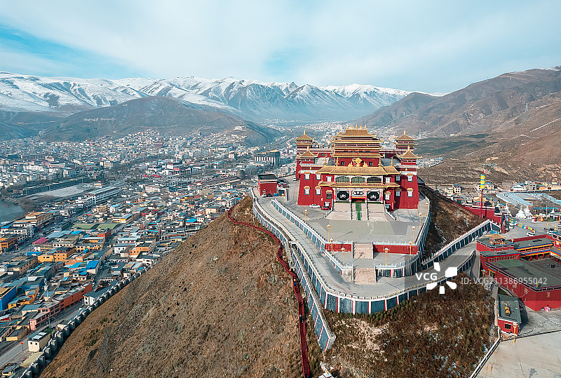 青海玉树城市结古寺风光航拍图片素材