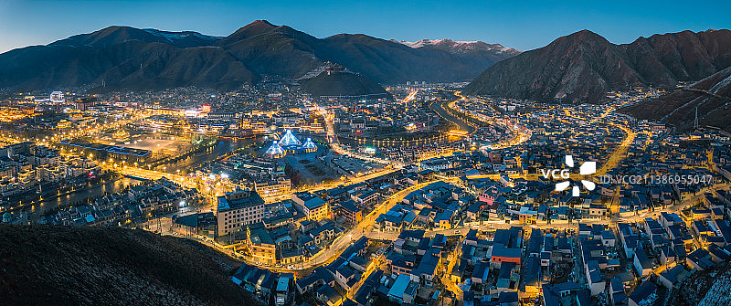 青海玉树城市夜景风光航拍图片素材
