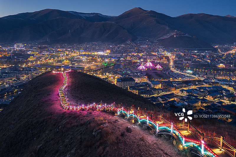 青海玉树城市当代山观景台夜景风光航拍图片素材