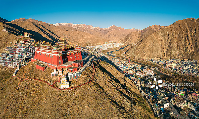 青海玉树城市结古寺风光航拍图片素材