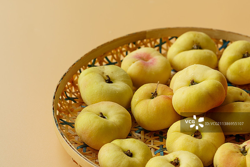 室内拍摄蟠桃特写图片素材