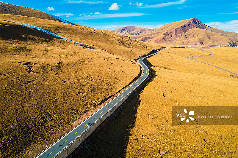 青海玉树治多县G215国道聂恰曲公路自然风光图片素材