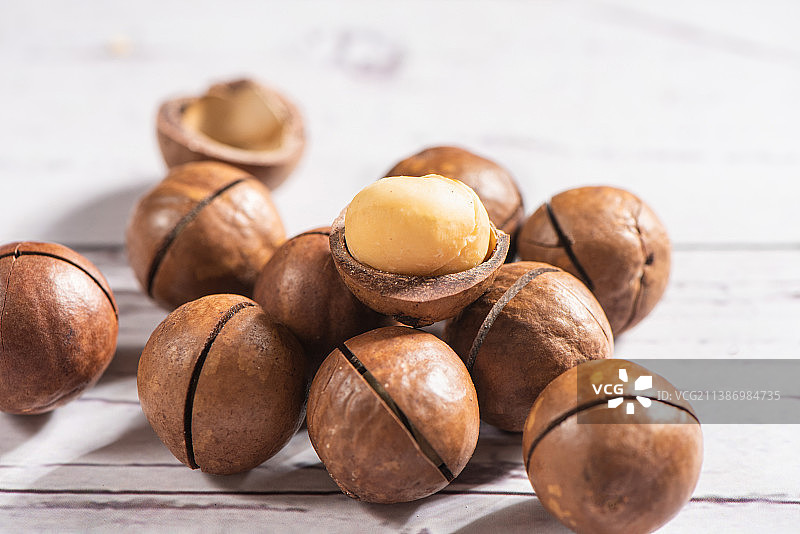 桌上的夏威夷果图片素材