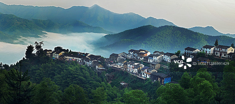 祖源木梨硔的清晨云海全景图片素材