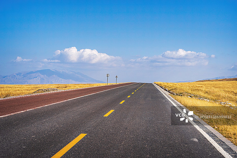 中国新疆博尔塔拉赛里木湖旅游风景区秋天景色 环湖公路图片素材