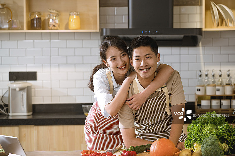 青年夫妻在做饭图片素材