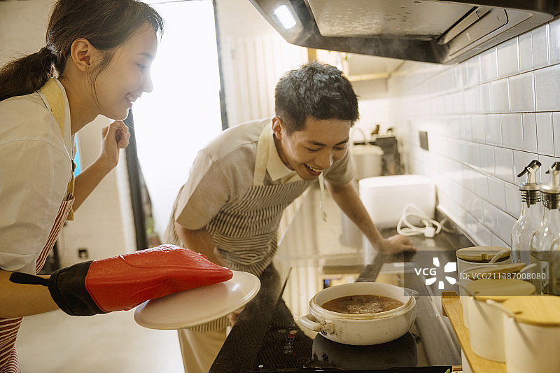 青年夫妻在做饭图片素材