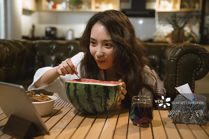 青年女人在家追剧图片素材