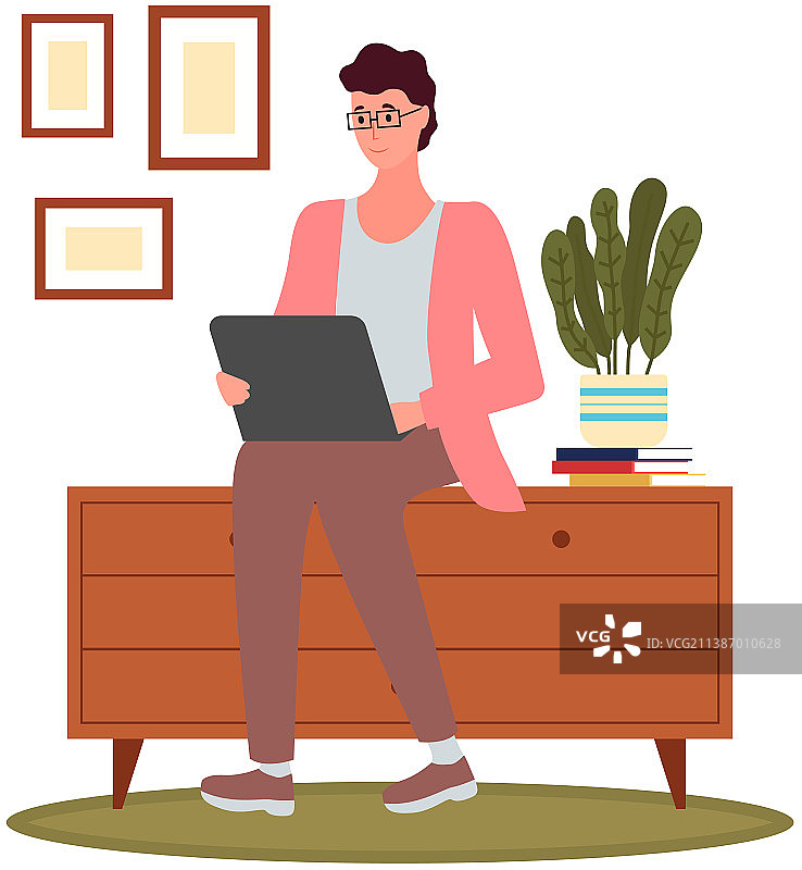 男人使用电脑进行通信和浏览图片素材