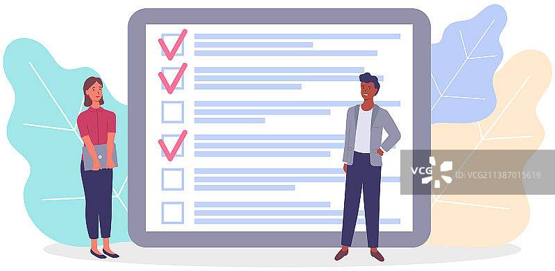 男人和女人站在待办事项清单旁讨论图片素材