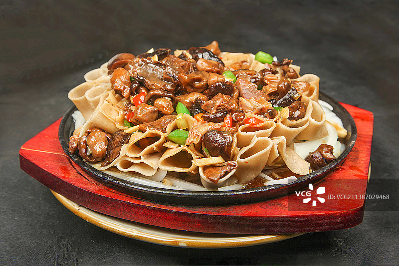 中餐美食-羊肉口蘑焖莜面图片素材