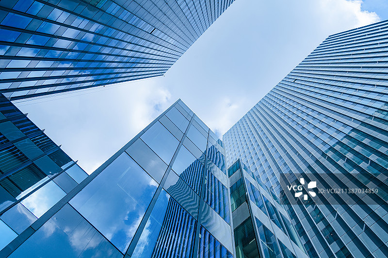 高端写字楼玻璃外墙蓝天白云倒影图片素材