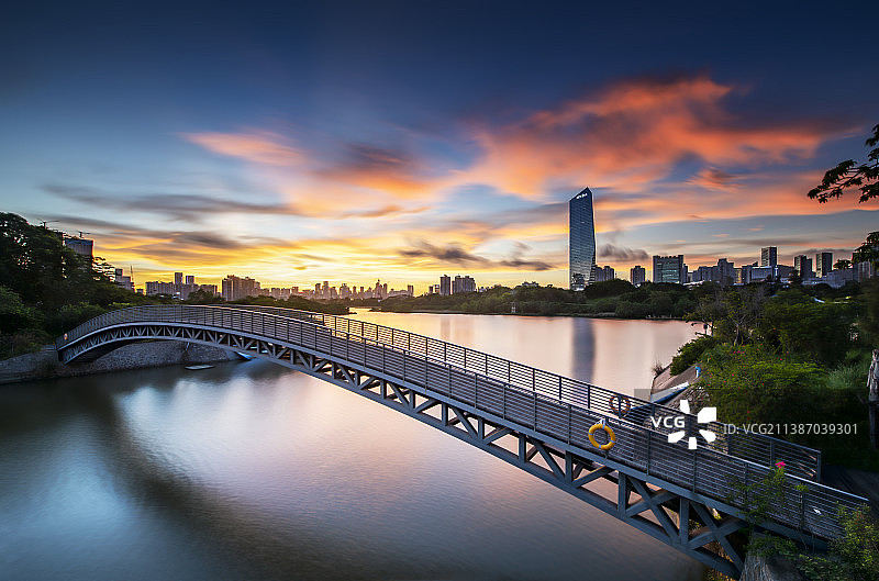 夕阳下的大桥图片素材
