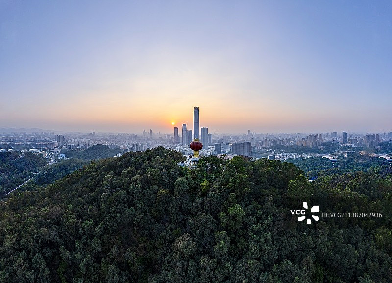 航拍日落视角下的旗峰山与东莞国贸下的全景图图片素材