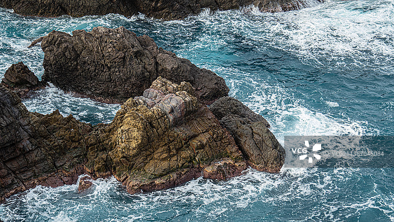 海浪与礁石，日本山口县图片素材