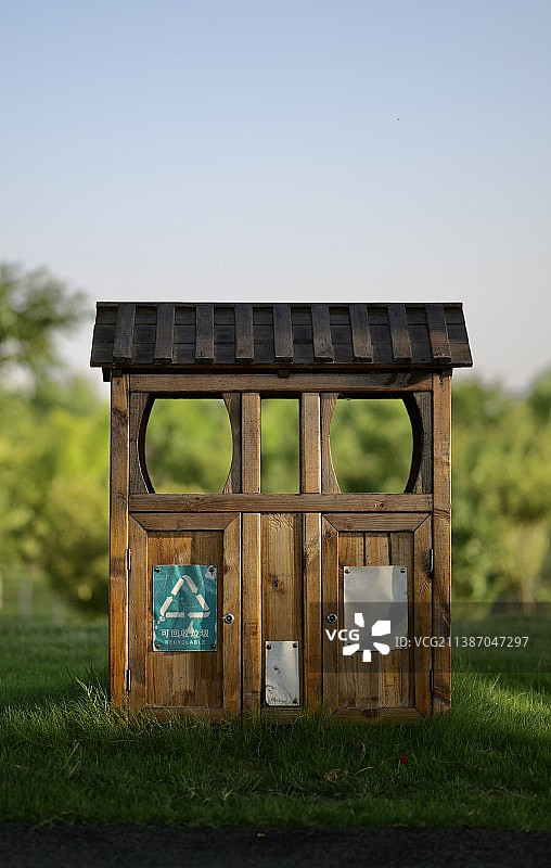 公共垃圾桶图片素材