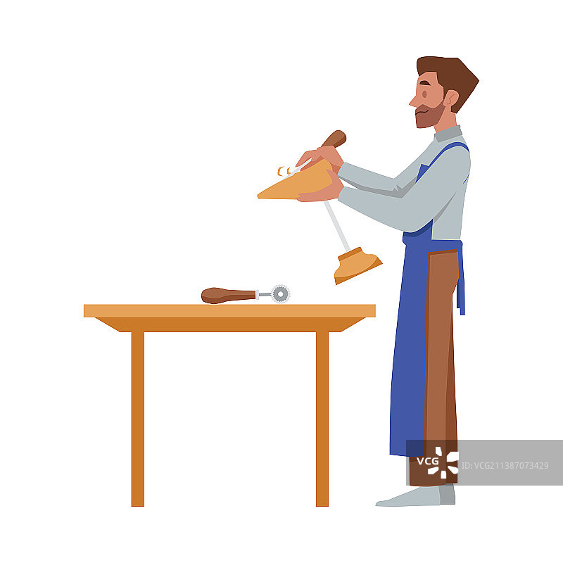 用凿子雕刻或打磨鞋楦的男人图片素材