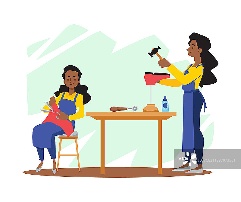 女人用锤子制作或修理鞋子图片素材