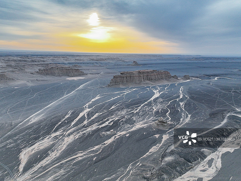 哈密魔鬼城雅丹风蚀地貌戈壁滩无人区风光图片素材