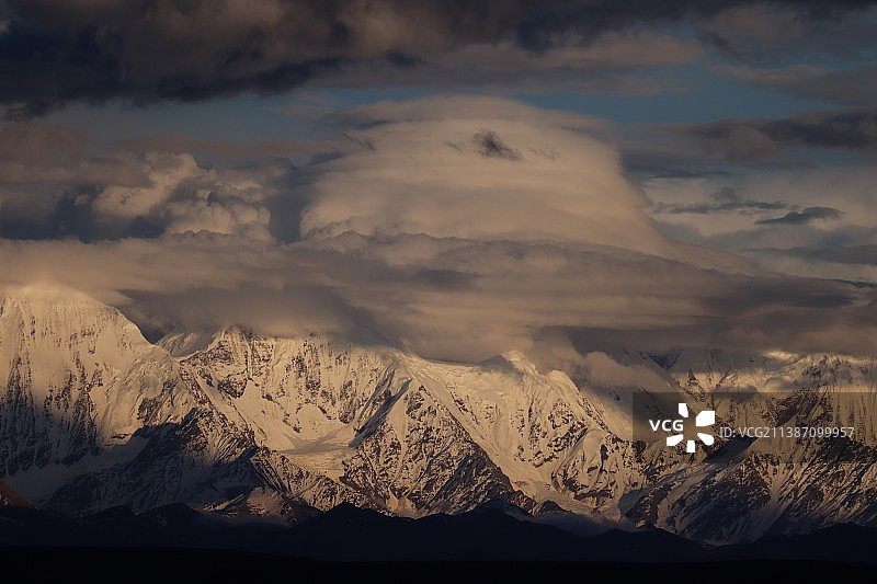 黑石城视角下的贡嘎雪山图片素材