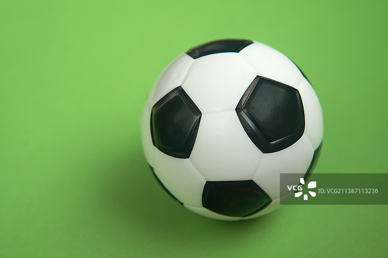 绿色背景上的一个足球图片素材