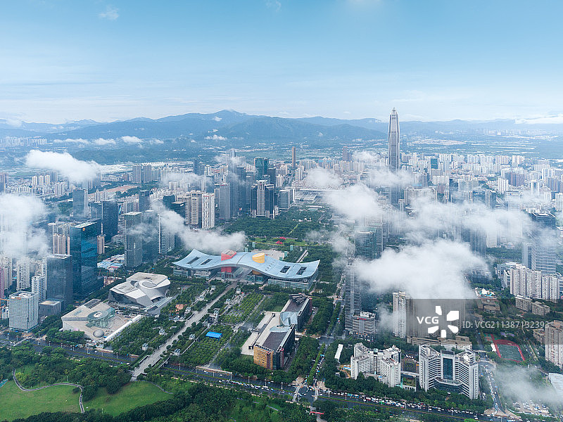 低空平流云中的广东深圳福田CBD图片素材