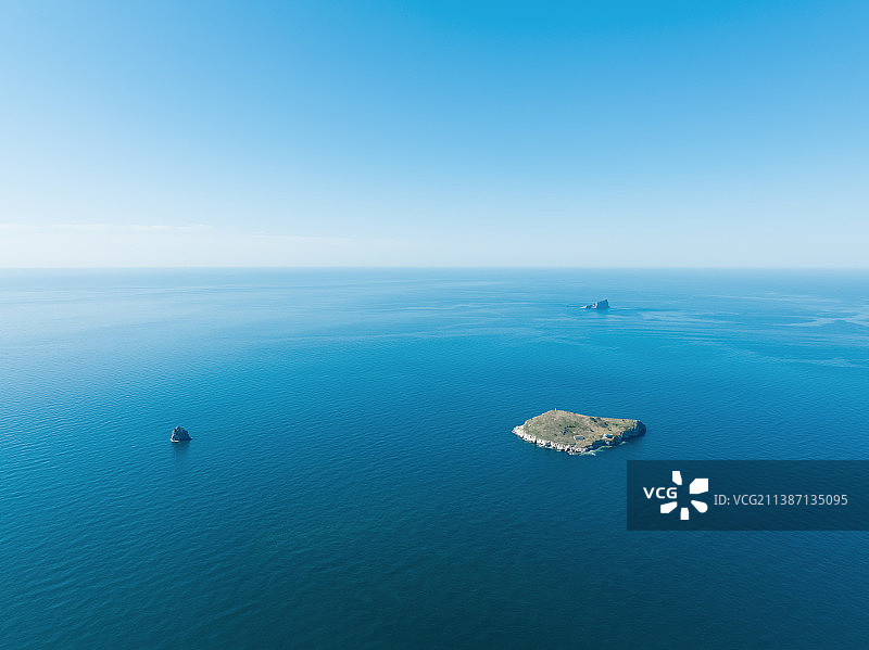 航拍海上的小岛图片素材