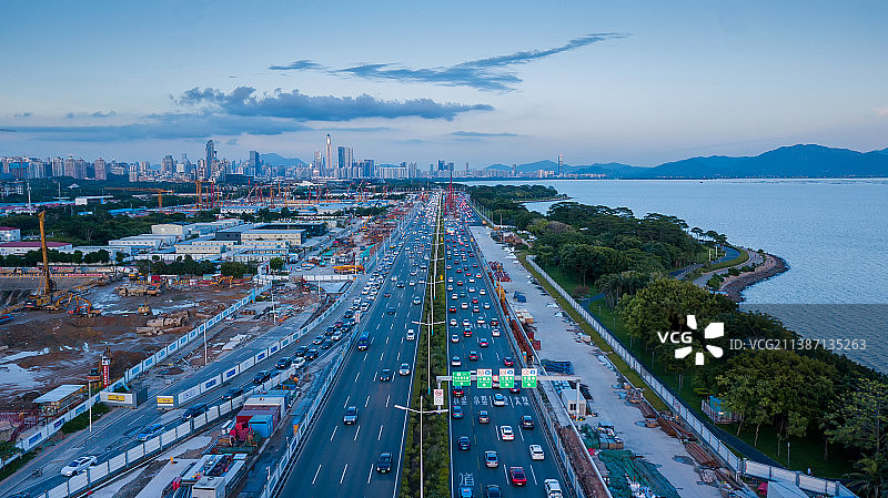 深圳湾公园滨河大道汽车车流车道福田平安金融中心图片素材