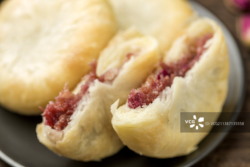 一盘玫瑰鲜花饼特写木桌面背景图片素材