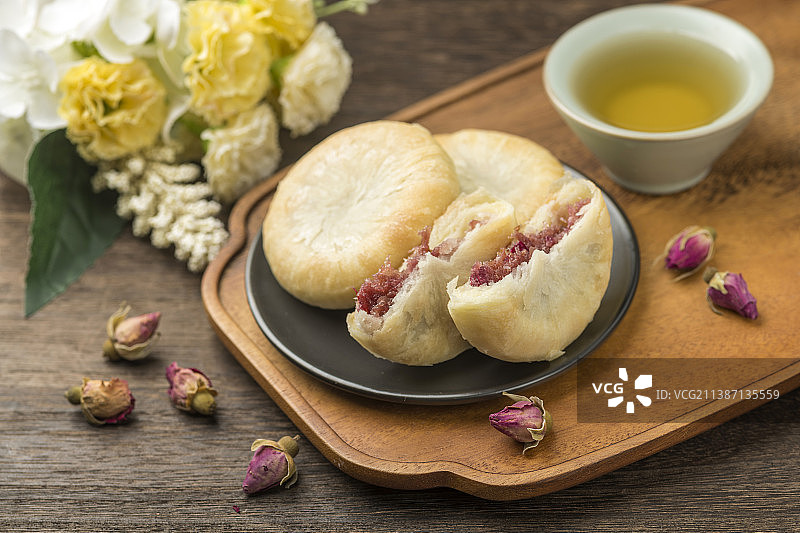 一盘玫瑰鲜花饼特写木桌面背景图片素材
