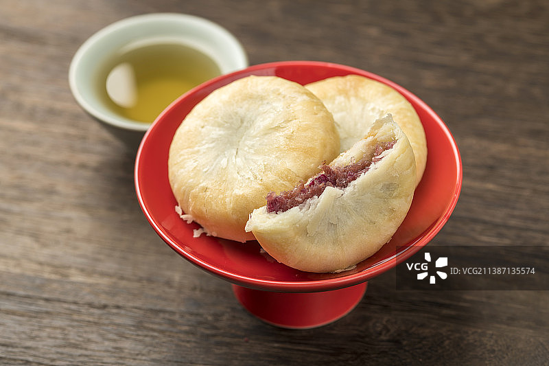 一盘玫瑰鲜花饼特写木桌面背景图片素材