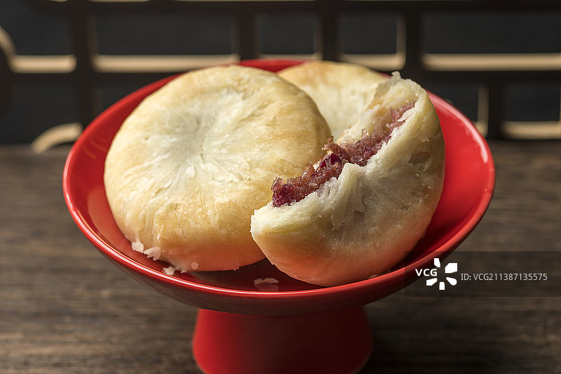 一盘玫瑰鲜花饼特写木桌面背景图片素材