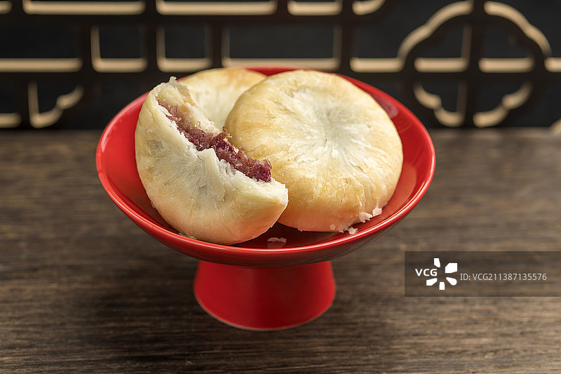 一盘玫瑰鲜花饼特写木桌面背景图片素材