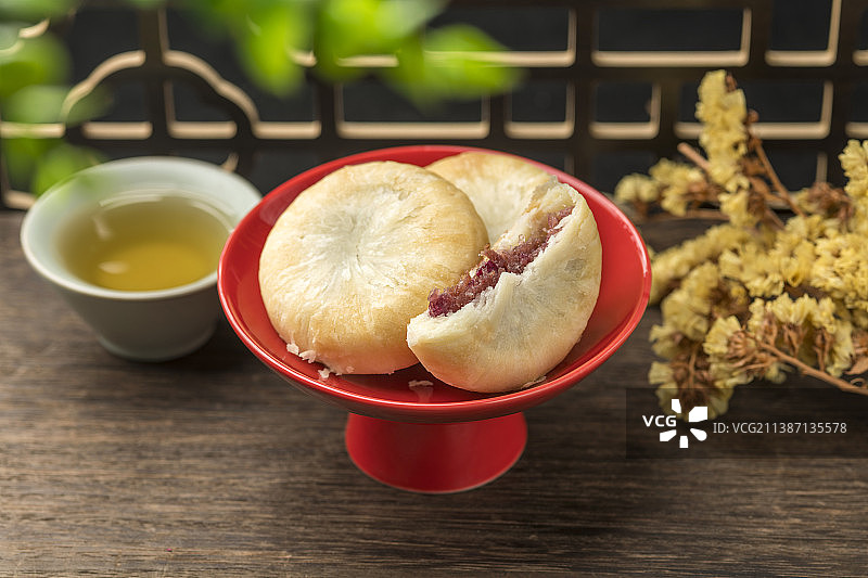 一盘玫瑰鲜花饼特写木桌面背景图片素材