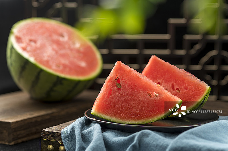 西瓜特写木桌面深色调图片素材
