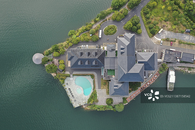 杭州淳安千岛湖畔带游泳池游轮的酒店航拍图片素材