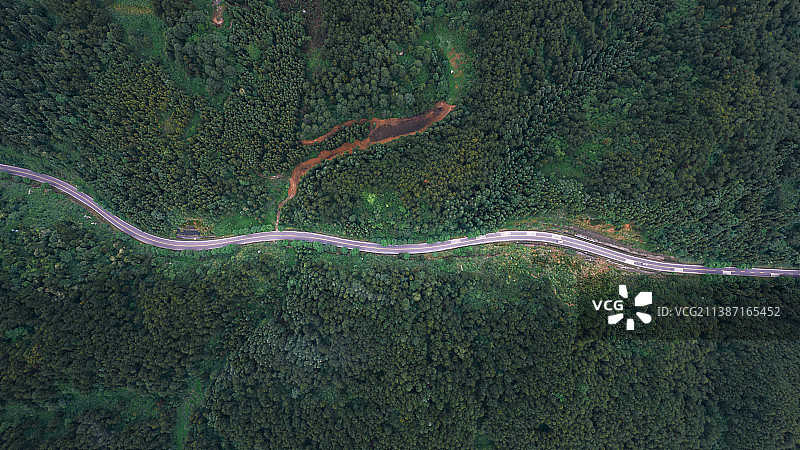 蜿蜒的山地公路图片素材