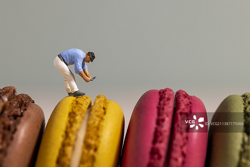 小人和马卡龙图片素材