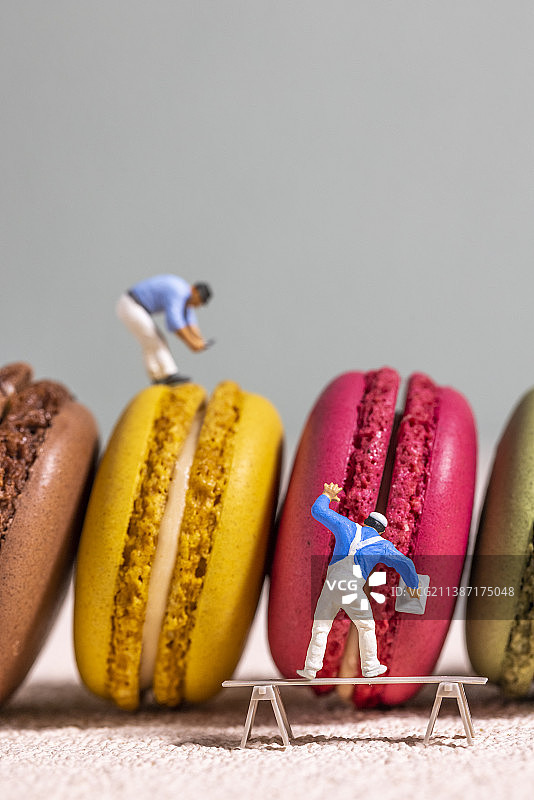 小人和马卡龙图片素材