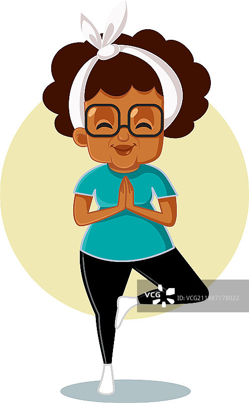 瑜伽姿势中的活跃老年妇女图片素材