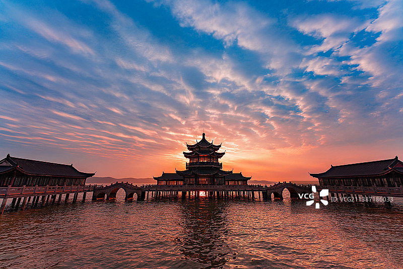 无锡宜兴市太湖观景望湖楼阁日出时漫天鱼鳞云朝霞云图片素材