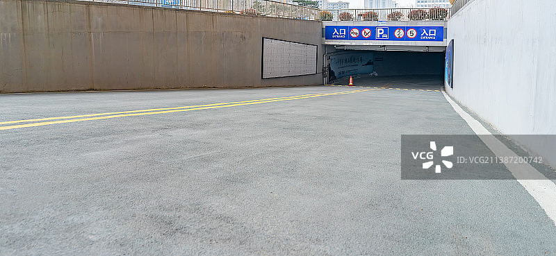 中国城市交通拍摄主题，地下停车场入口出口，户外无人图像摄影图片素材