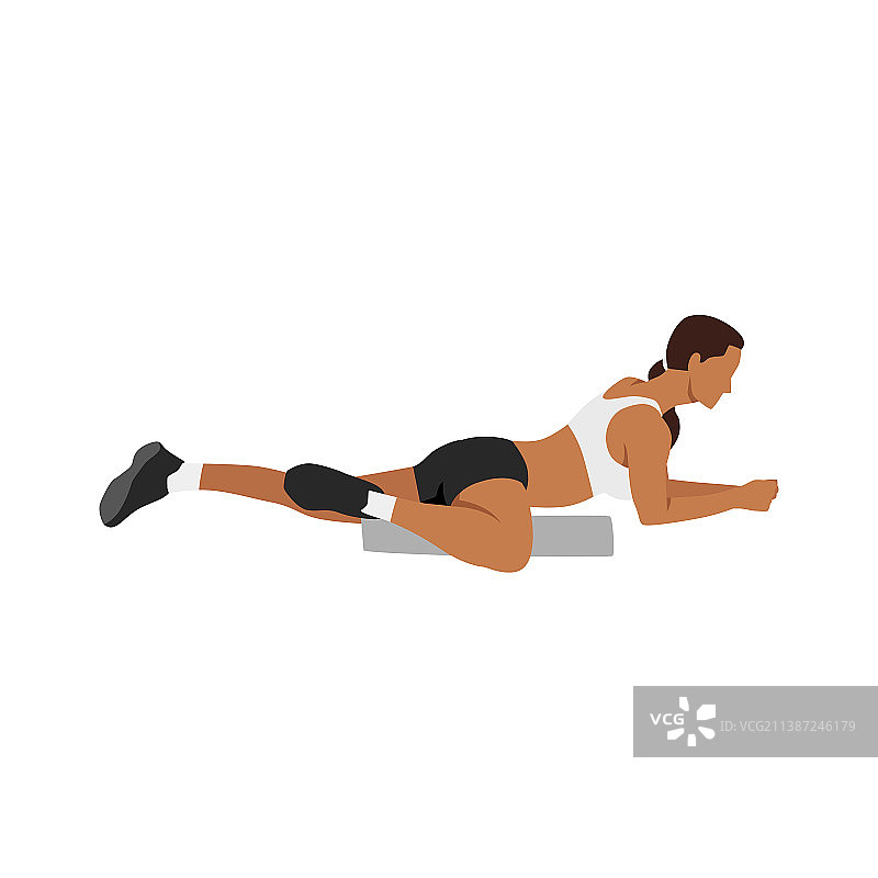 女人用泡沫轴放松大腿内收肌图片素材