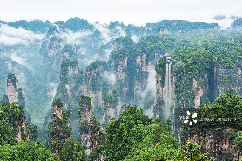 云雾中的武陵源袁家界图片素材