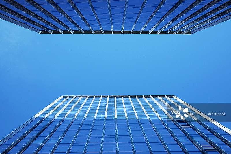 仰头看北京金融区摩天大楼特写图片素材